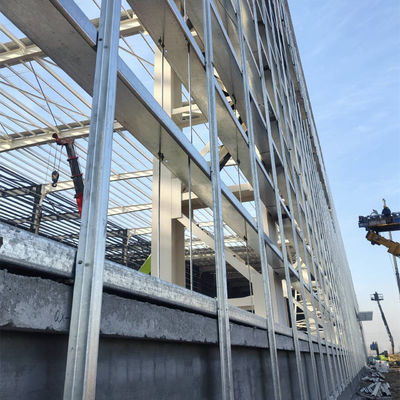 H şeklindeki çelik bileşenleri olan prefabrik çelik yapı atölyesi binaları